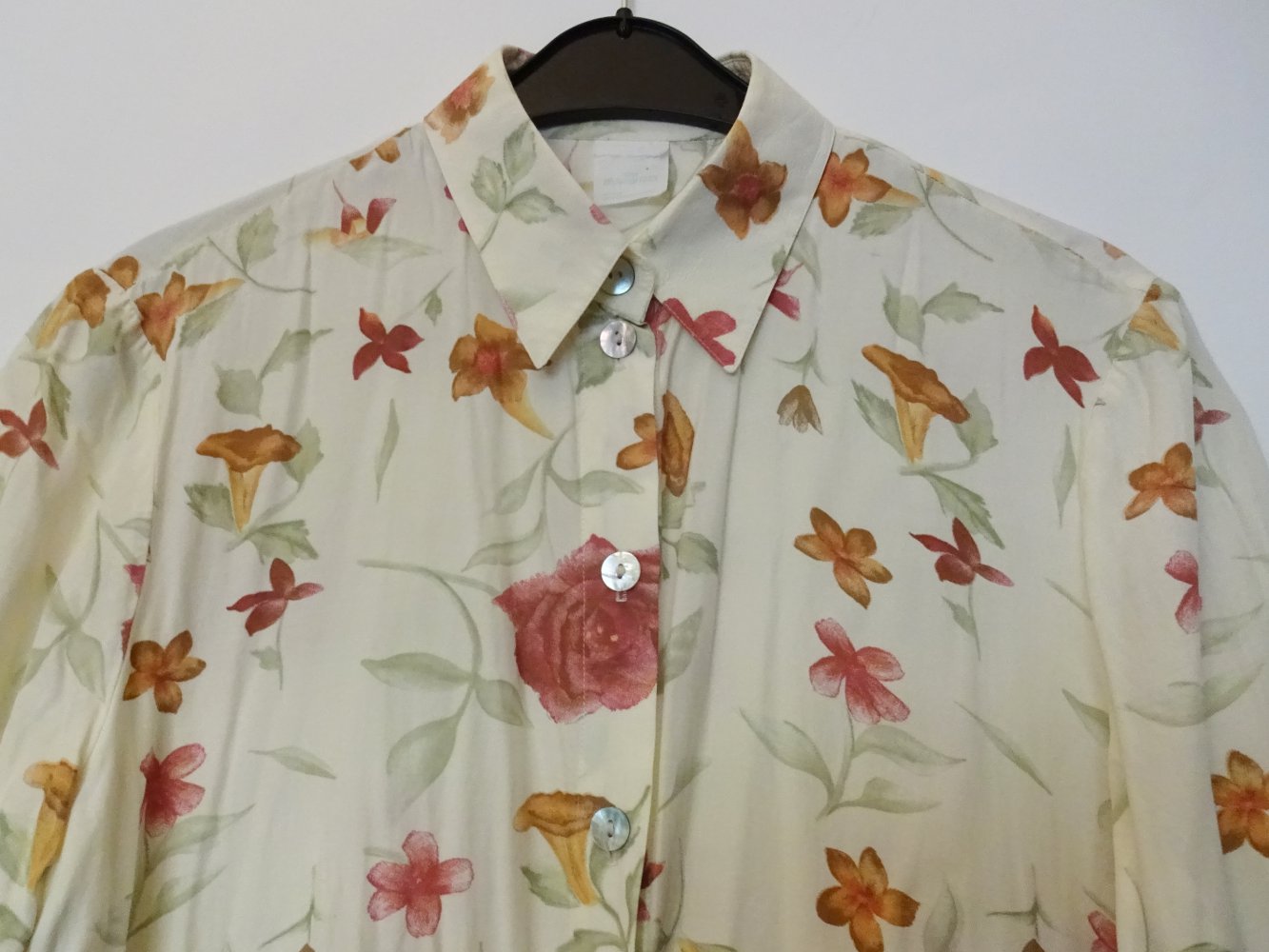 Beige Vintage Hemdbluse aus den 80er Jahren mit floralem Muster Blumen Kurzarm Gr. M Gr. 40 Gr. 42 Gr. 40/42
