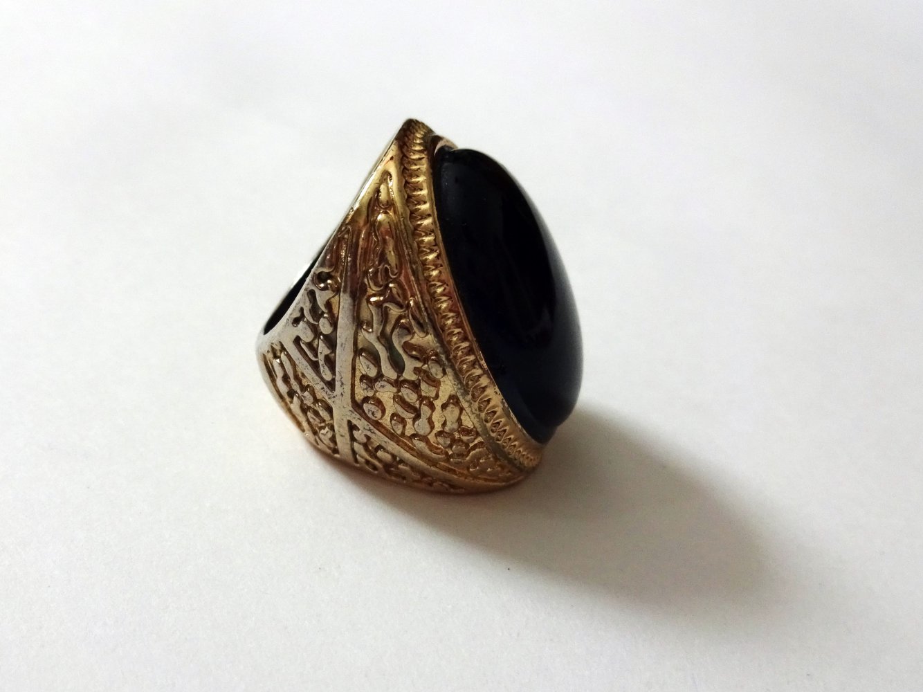 Goldener Ring mit großem schwarzen Stein Statement Ring