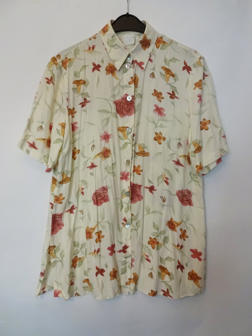 Beige Vintage Hemdbluse aus den 80er Jahren mit floralem Muster Blumen Kurzarm Gr. M Gr. 40 Gr. 42 Gr. 40/42