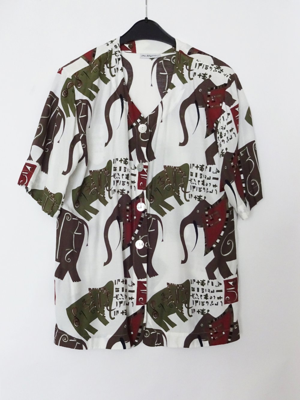 Vintage Bluse mit Elefantenmuster aus den 80er Jahren mit Schulterpolstern und Perlmuttknöpfen V-Ausschnitt Gr. 42 Gr. M