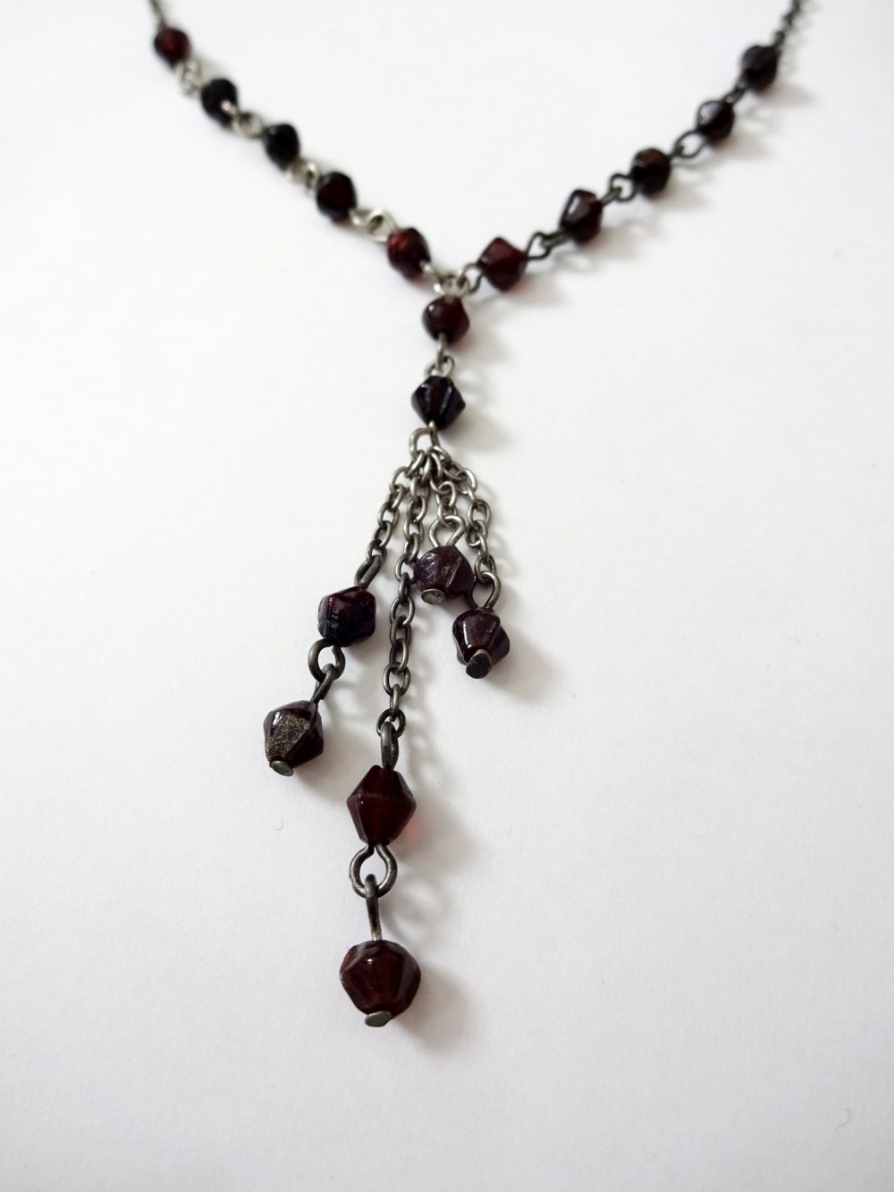 Filigrane Kette mit dunkelroten Steinen Vintage 90er Bordeaux Bordeauxrot Y-Kette