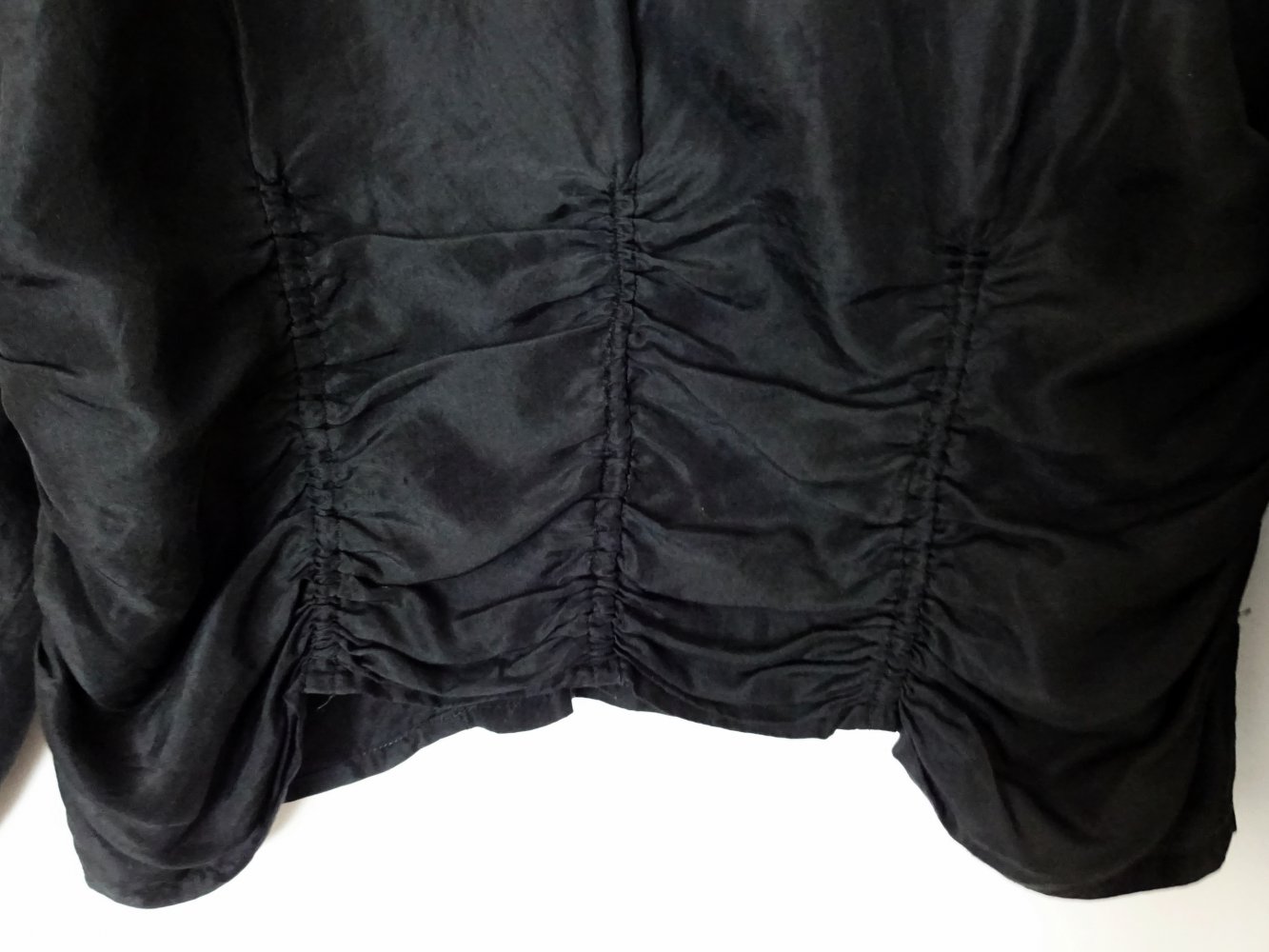 Schwarze Vintage Seidenbluse mit Raffung am Rücken Weite Ärmel Gr. S Gr. 38