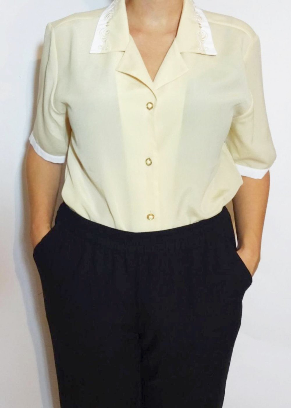 Gelbe Bluse mit Stickerei am Kragen 80er Vintage Pastell Gr. M Gr. L