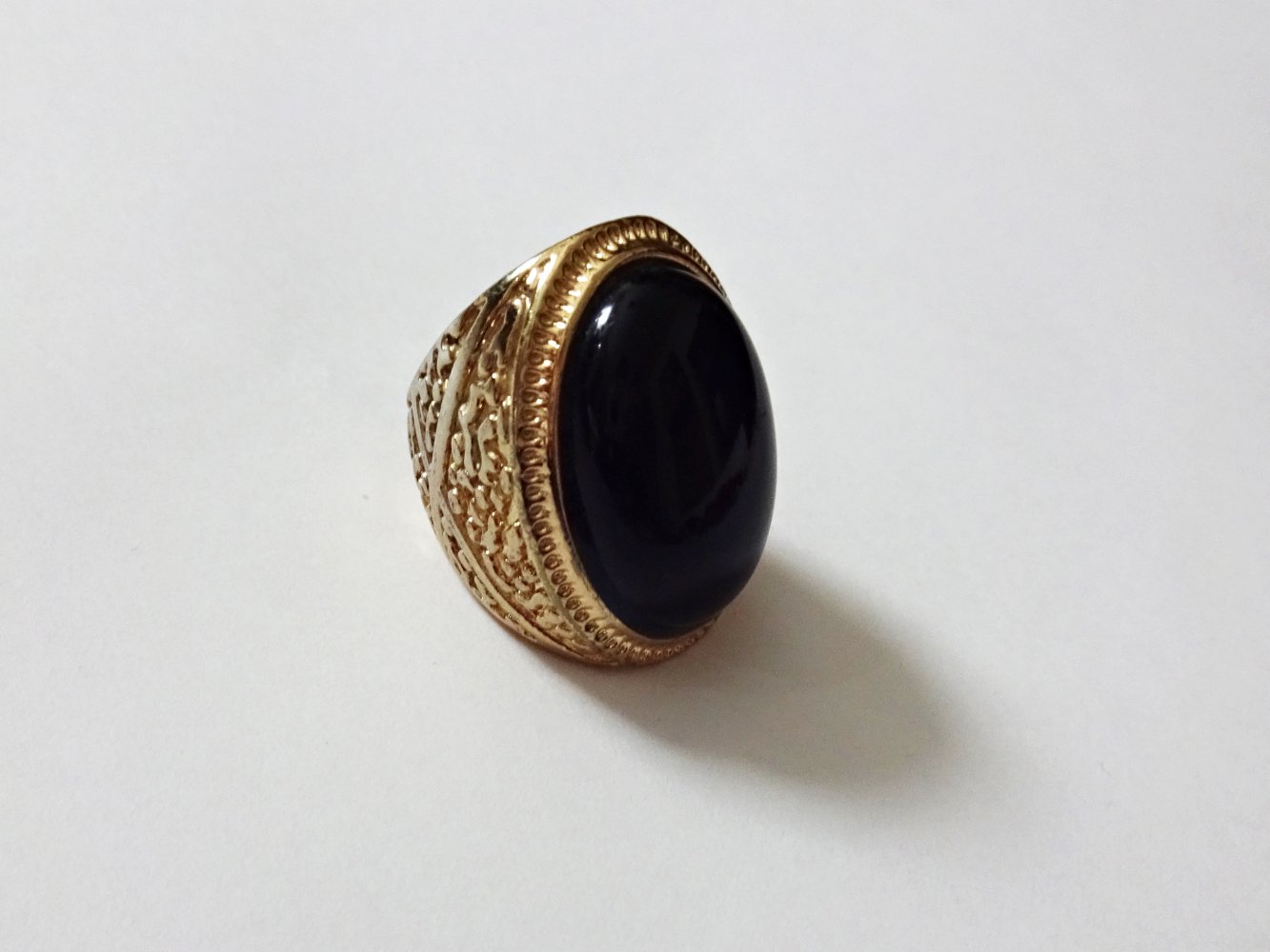 Goldener Ring mit großem schwarzen Stein Statement Ring