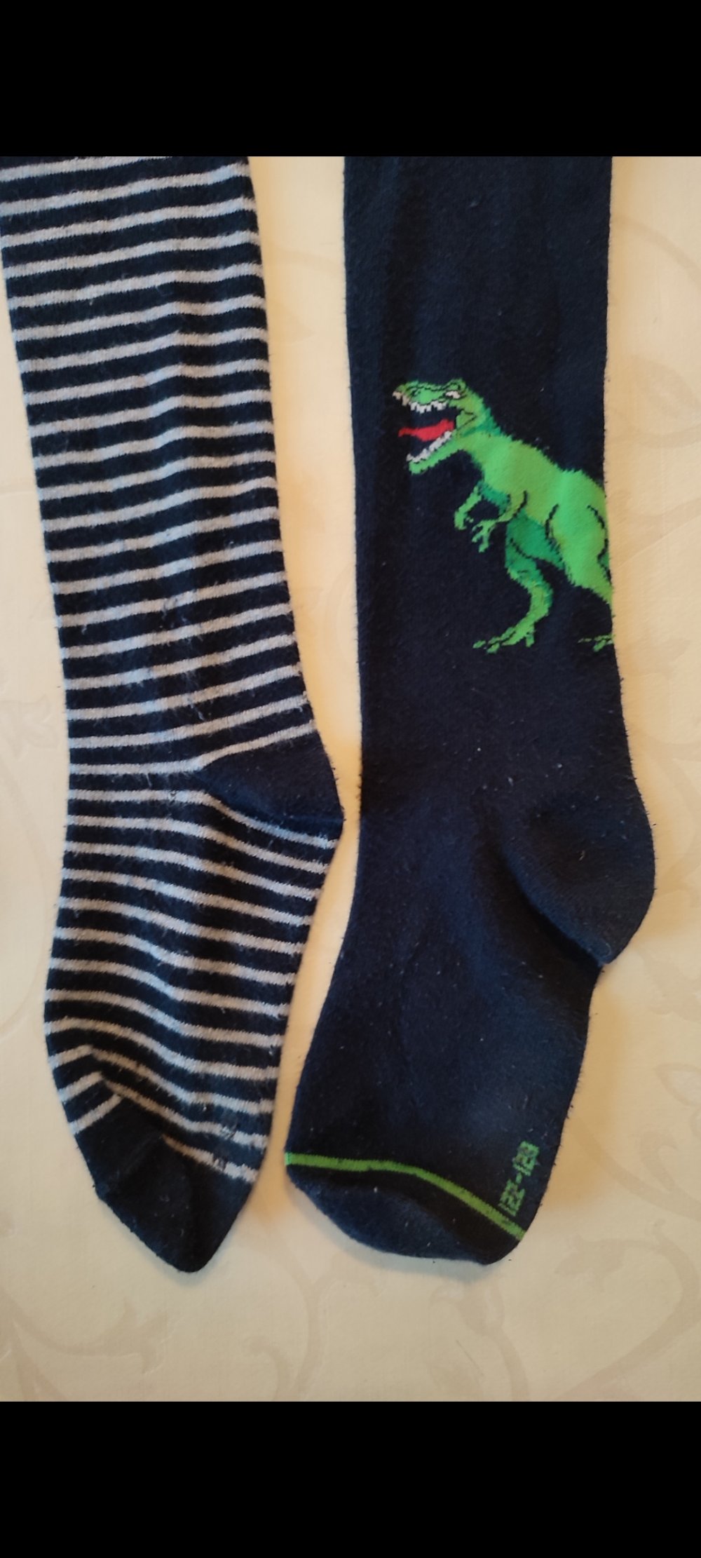 Set aus zwei Strumpfhosen mit Dinosauriern und Stoppersocken