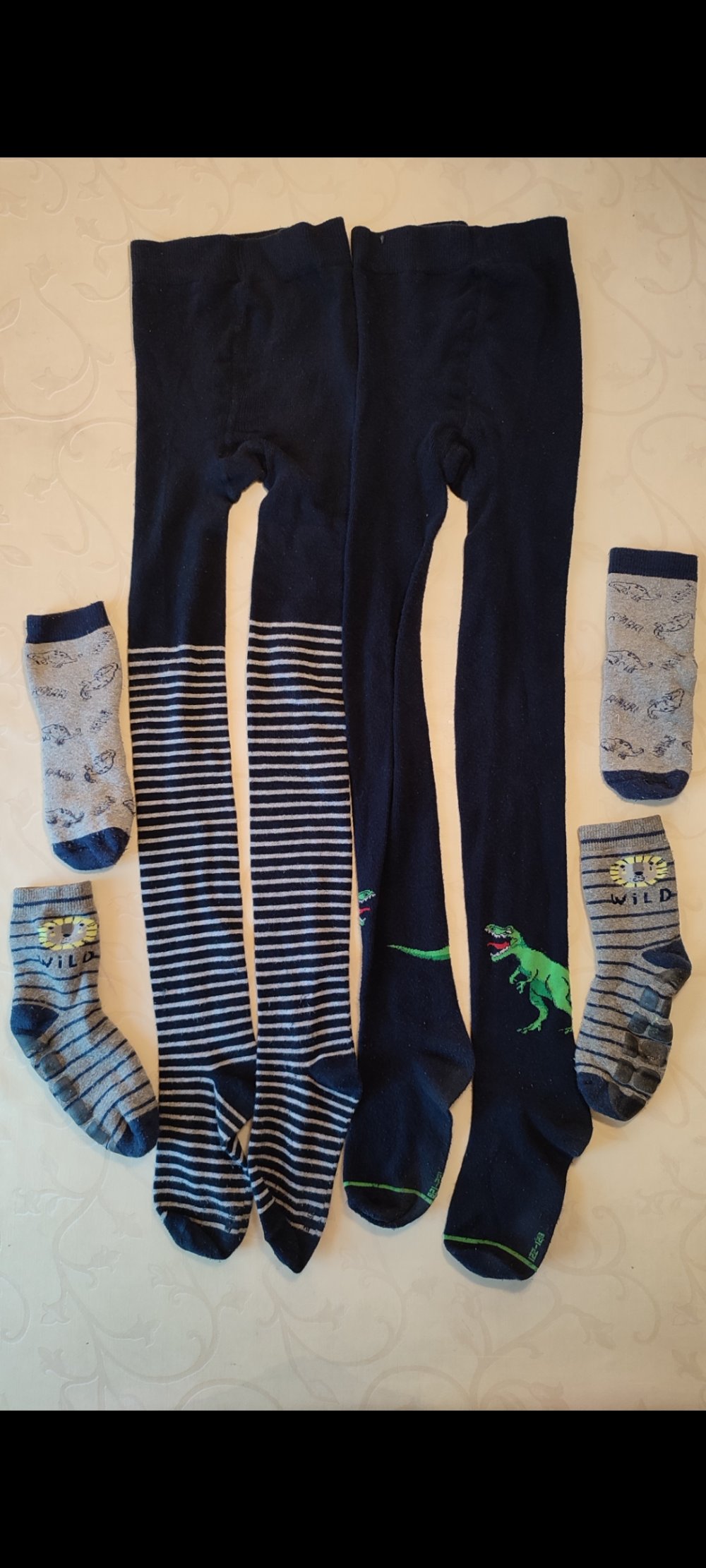 Set aus zwei Strumpfhosen mit Dinosauriern und Stoppersocken