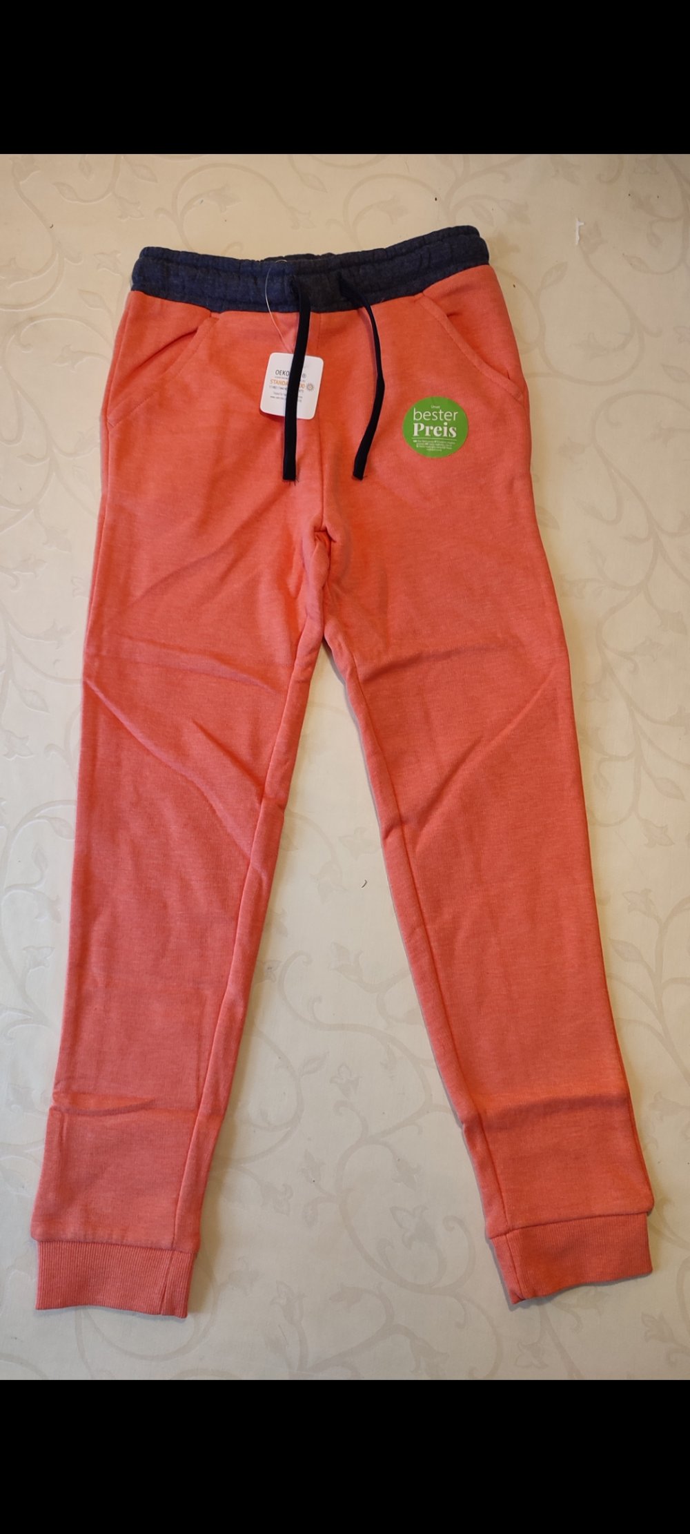 Neue, orangefarbene Jogginghose