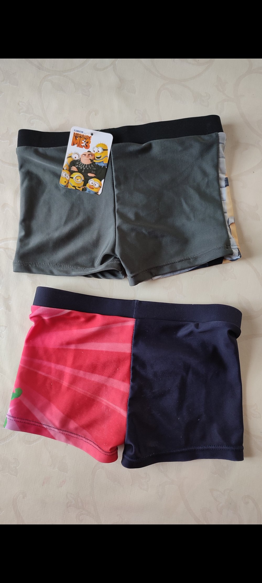 Set aus zwei Badehosen