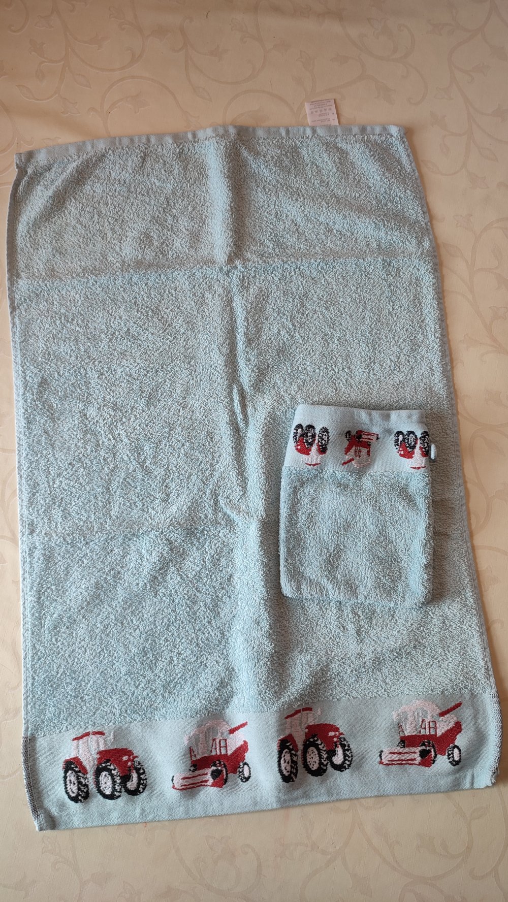 Handtuch und Waschlappen mit Traktoren 