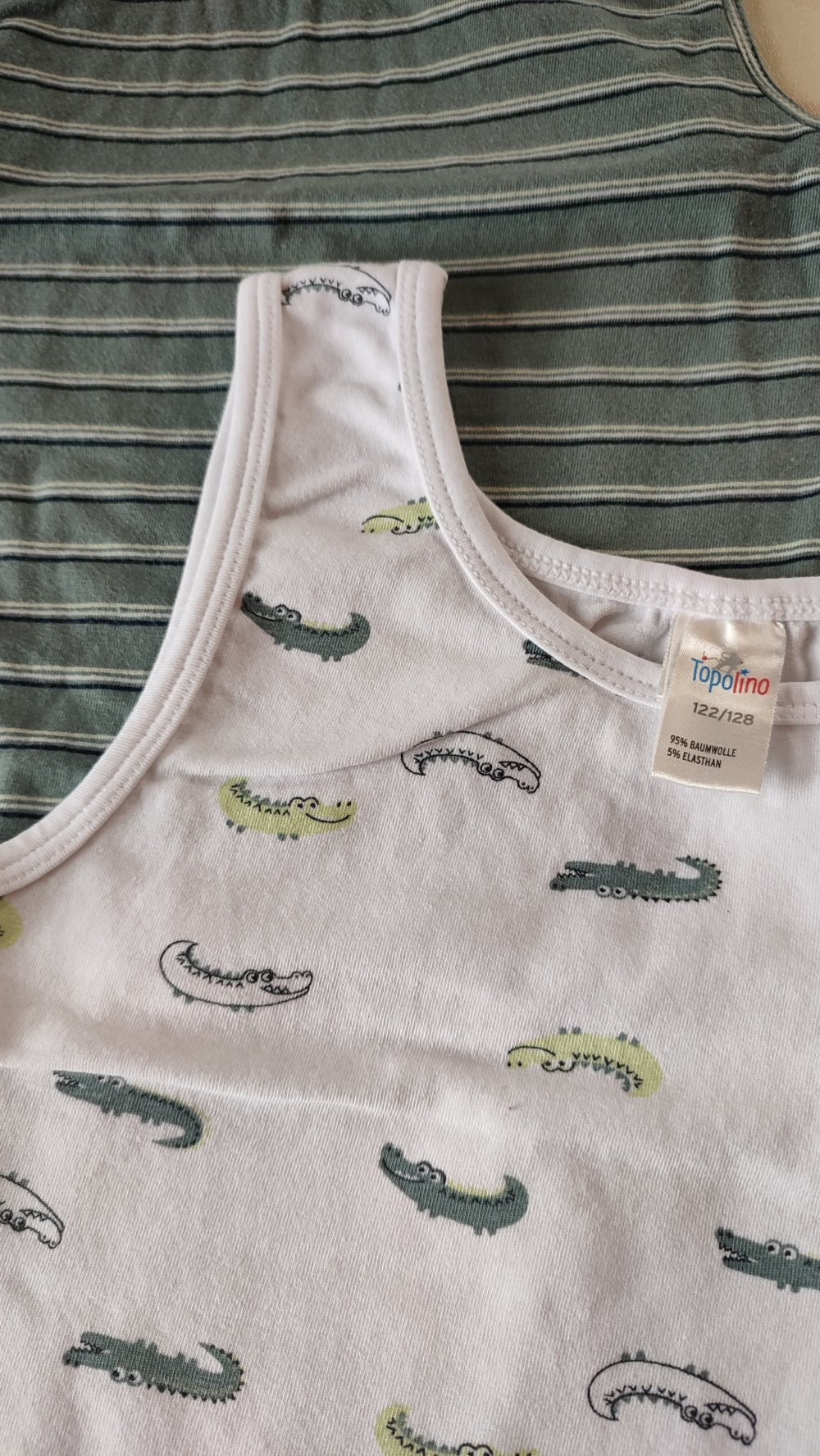Set aus zwei Unterhemden mit Krokodile und Streifen 