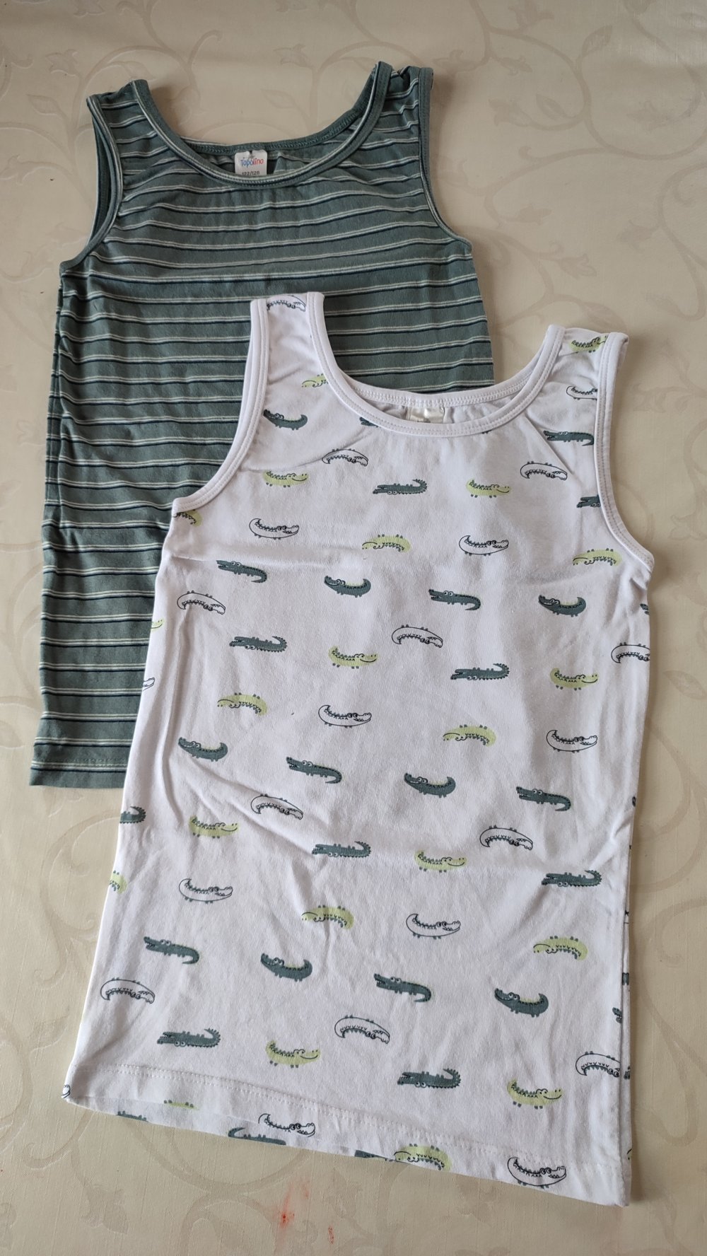 Set aus zwei Unterhemden mit Krokodile und Streifen 