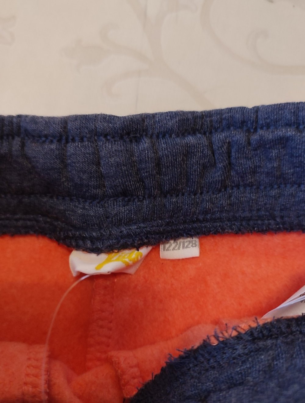 Neue, orangefarbene Jogginghose