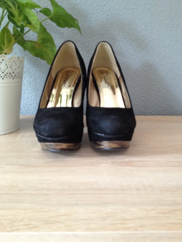 Schwarze pumps mit verziertem absatz/plateau