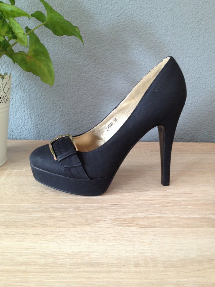 Schwarze pumps mit goldener schnalle