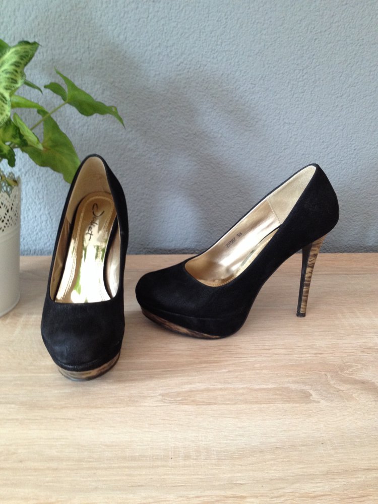 Schwarze pumps mit verziertem absatz/plateau