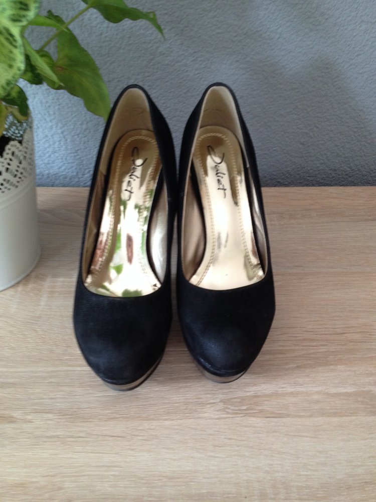 Schwarze pumps mit verziertem absatz/plateau
