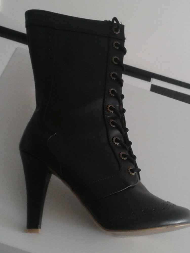 Schwarze Stiefelette zum Schnüren von Demonia