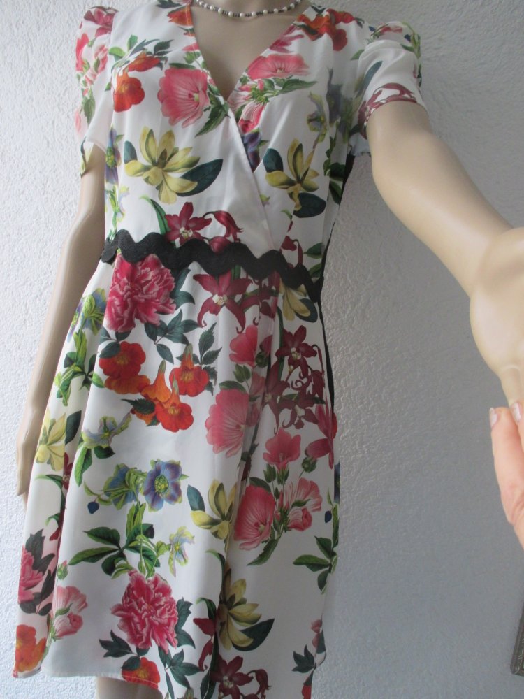 NEU mit Etikett * Romantik * Blumen * Blüten * Flower- Power * Rockabilly * Hippie * Flamenco * Festival * Gipsy * Seiden- Chiffon * Wickeloptik * Tellerrock * Mini- Kleid 