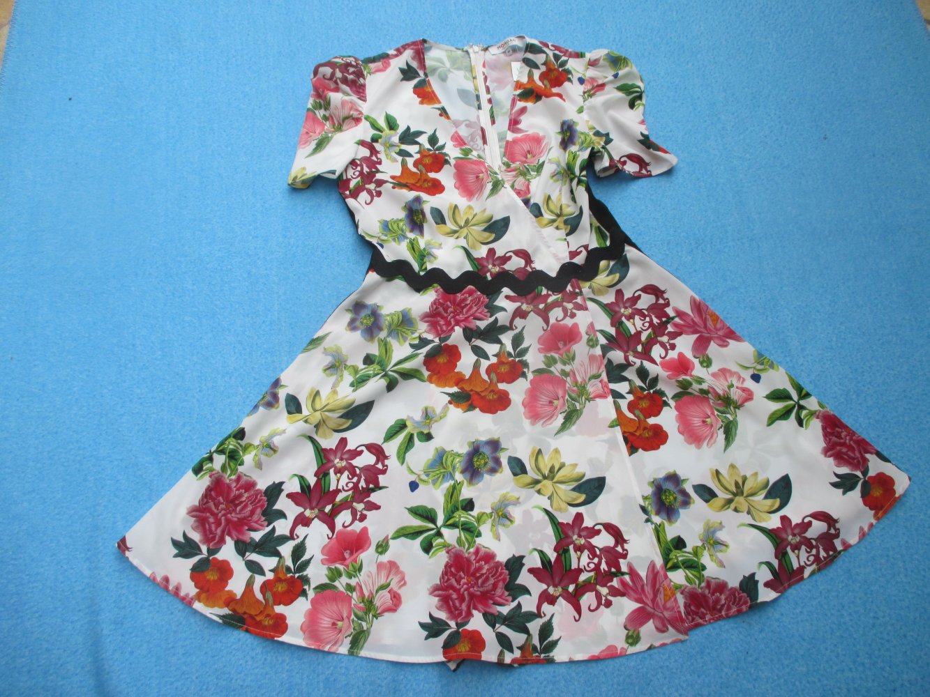 NEU mit Etikett * Romantik * Blumen * Blüten * Flower- Power * Rockabilly * Hippie * Flamenco * Festival * Gipsy * Seiden- Chiffon * Wickeloptik * Tellerrock * Mini- Kleid 