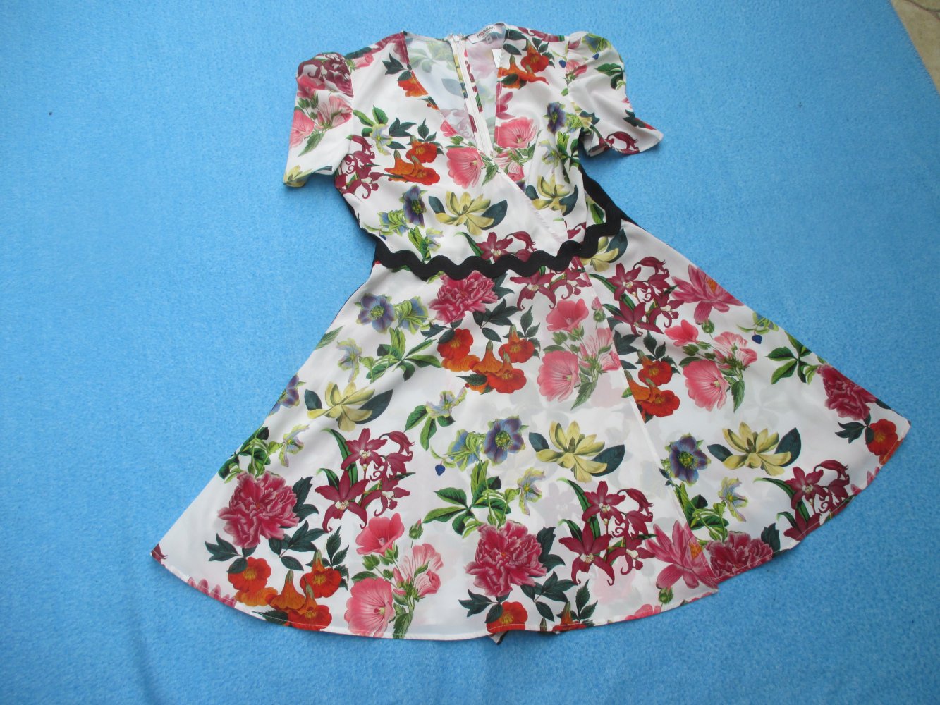 NEU mit Etikett * Romantik * Blumen * Blüten * Flower- Power * Rockabilly * Hippie * Flamenco * Festival * Gipsy * Seiden- Chiffon * Wickeloptik * Tellerrock * Mini- Kleid 