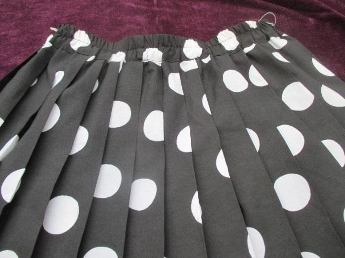 NEU * Ausgefallen * Punkte * Tupfen * Polka Dots * Pliseè Falten * DESIGNER * duftig * Seiden Chiffon * Mini- Rock 