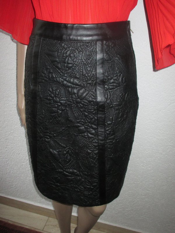 NEU mit ETIKETT * Blumen * Blüten * Flower * Prägung * Steppung * Leder- Imitat * Vegan * A-Linie * Midi * High Waist * Rock 