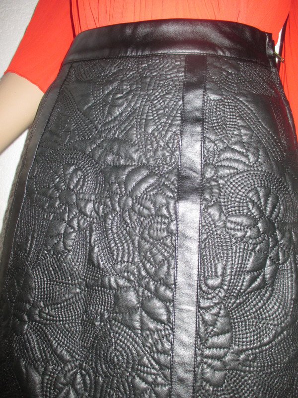 NEU mit ETIKETT * Blumen * Blüten * Flower * Prägung * Steppung * Leder- Imitat * Vegan * A-Linie * Midi * High Waist * Rock 