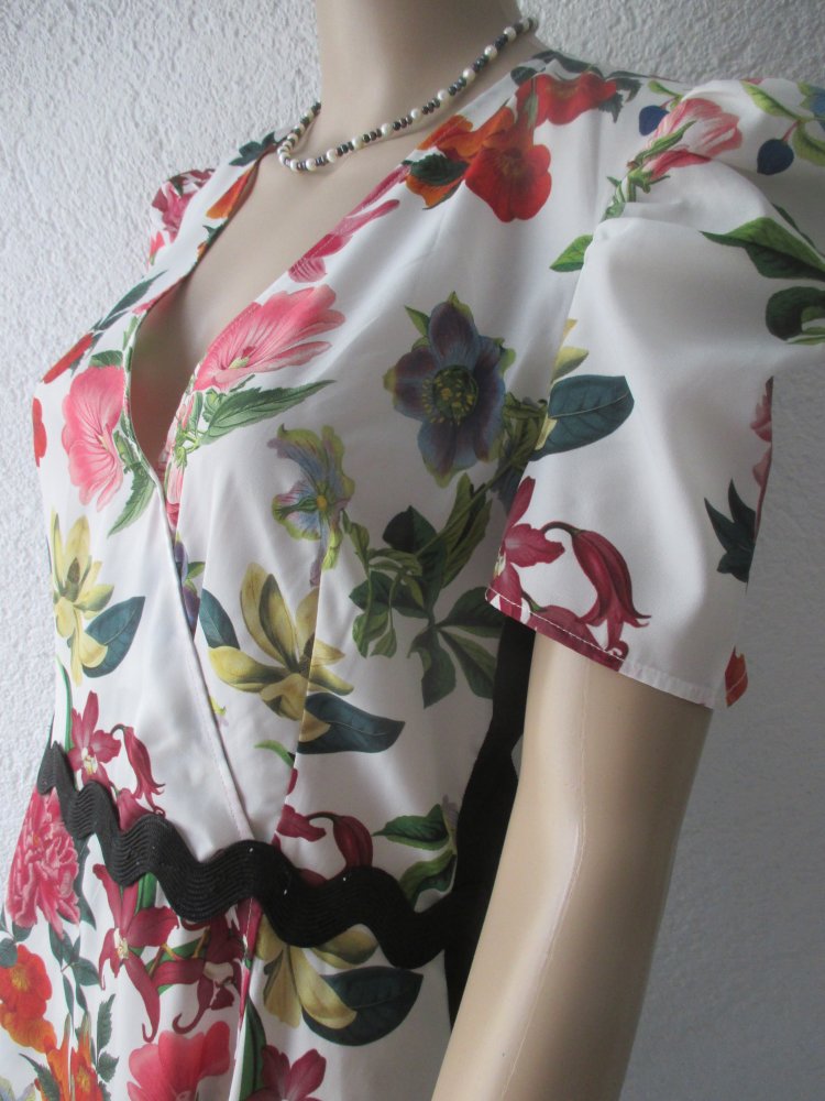 NEU mit Etikett * Romantik * Blumen * Blüten * Flower- Power * Rockabilly * Hippie * Flamenco * Festival * Gipsy * Seiden- Chiffon * Wickeloptik * Tellerrock * Mini- Kleid 