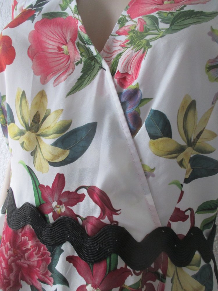 NEU mit Etikett * Romantik * Blumen * Blüten * Flower- Power * Rockabilly * Hippie * Flamenco * Festival * Gipsy * Seiden- Chiffon * Wickeloptik * Tellerrock * Mini- Kleid 