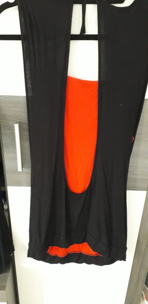 Schönes Shirt in Schwarz und rot