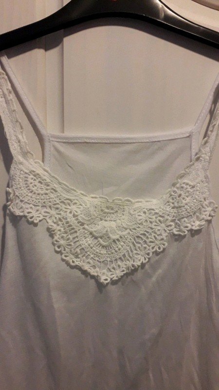 Schönes weißes Top mit Spitze