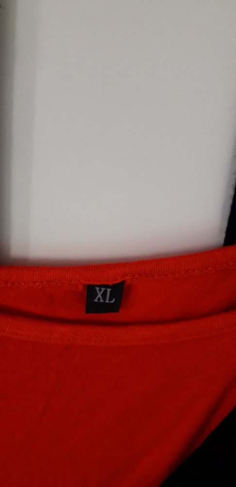 Schönes Shirt in Schwarz und rot