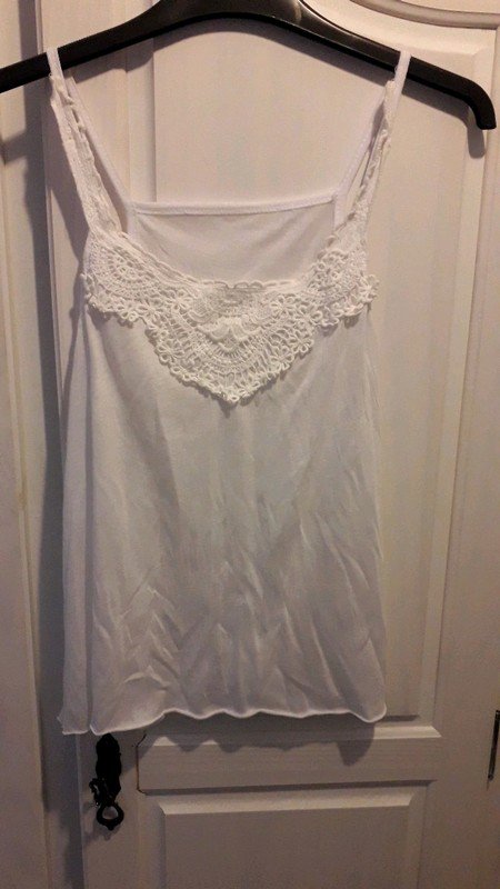 Schönes weißes Top mit Spitze