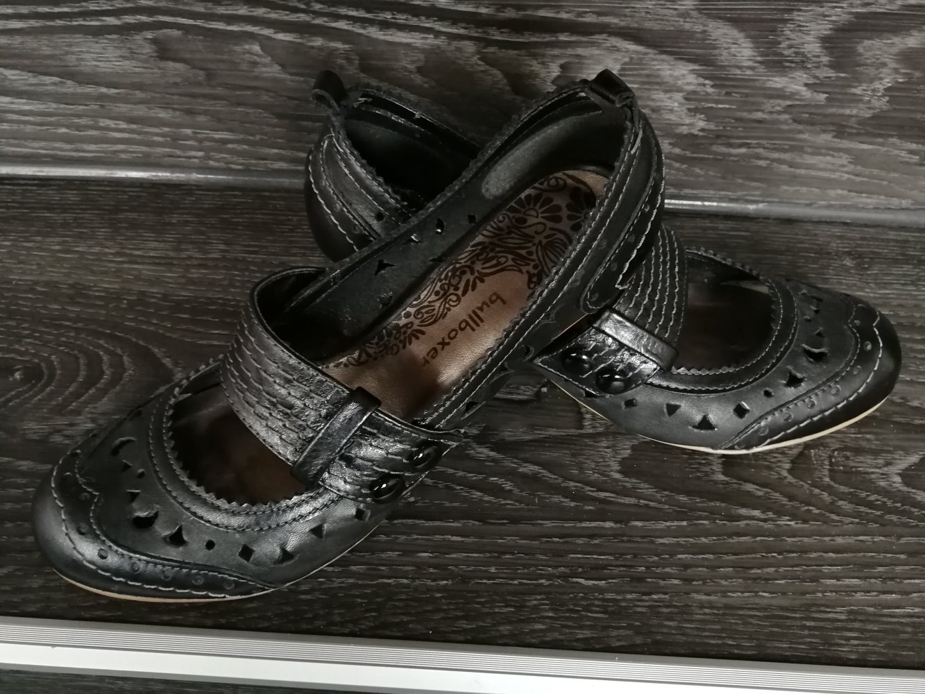 Bullboxer Lochmuster-Pumps