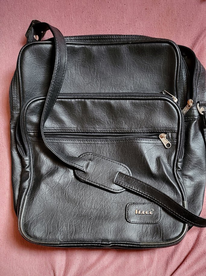 Schwarze Umhängetasche 