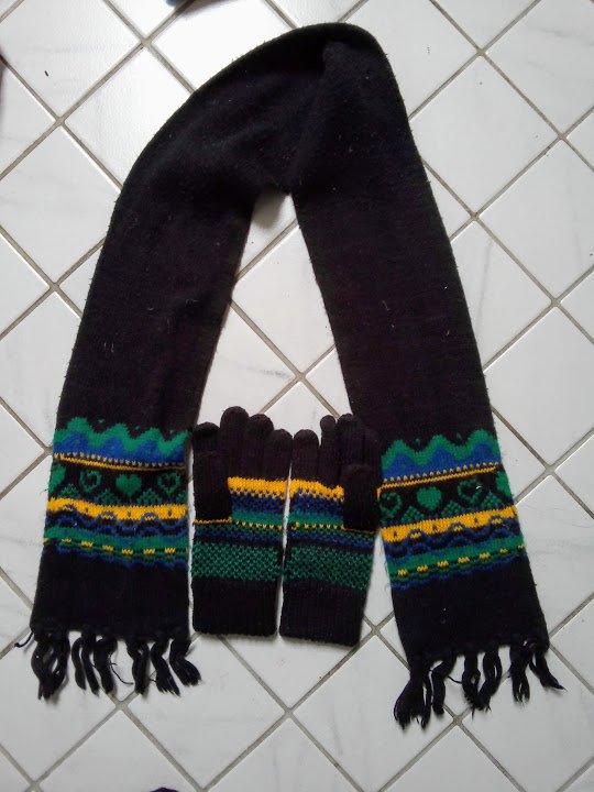 set schal und Fingerhandschuhe für Kinder 4-6 Jahre strick sehr guter zustand