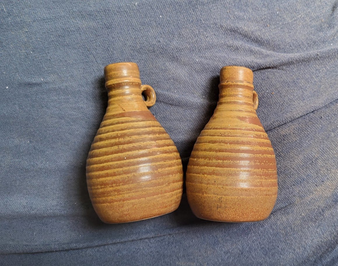 2 Vasen mit kleinem Henkel 