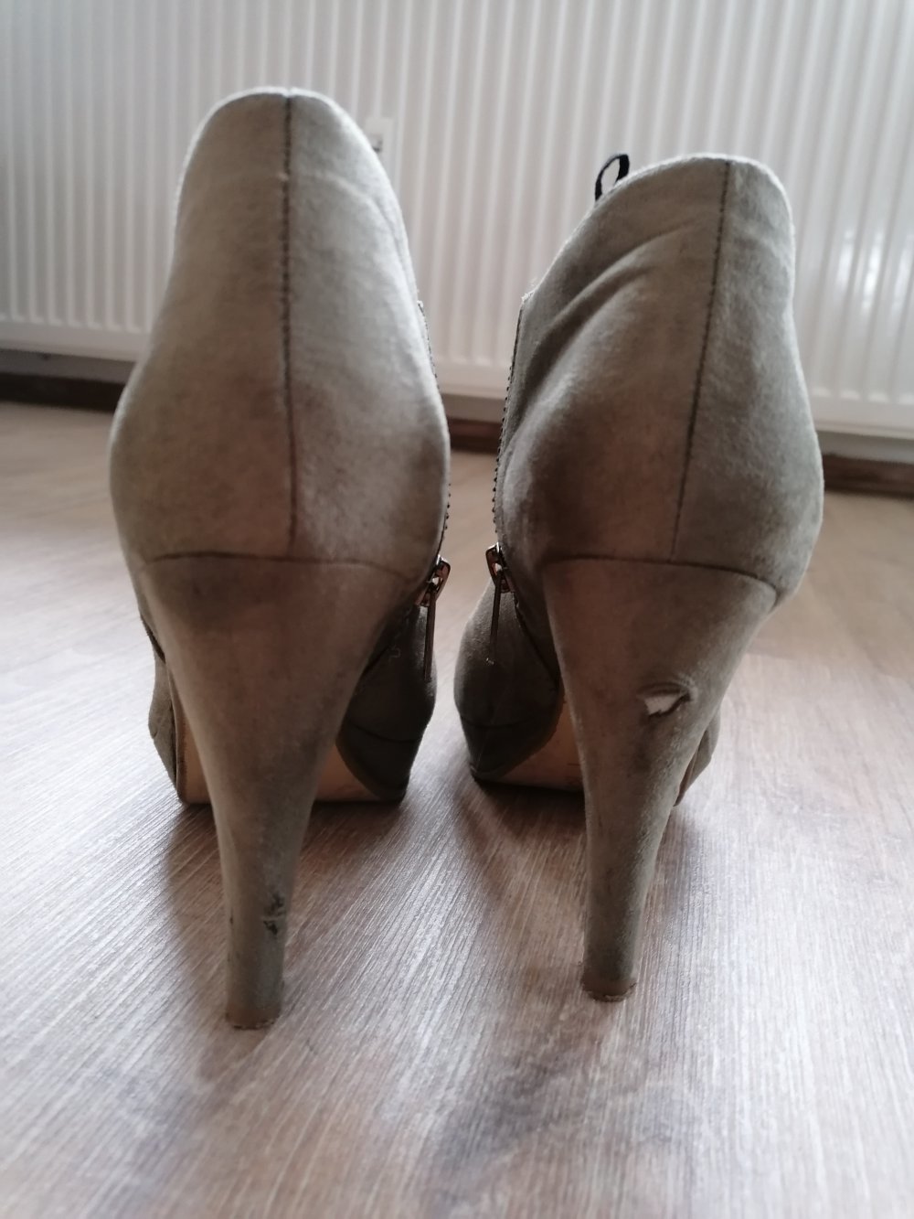 Hohe Stiefeletten khakifarbend 