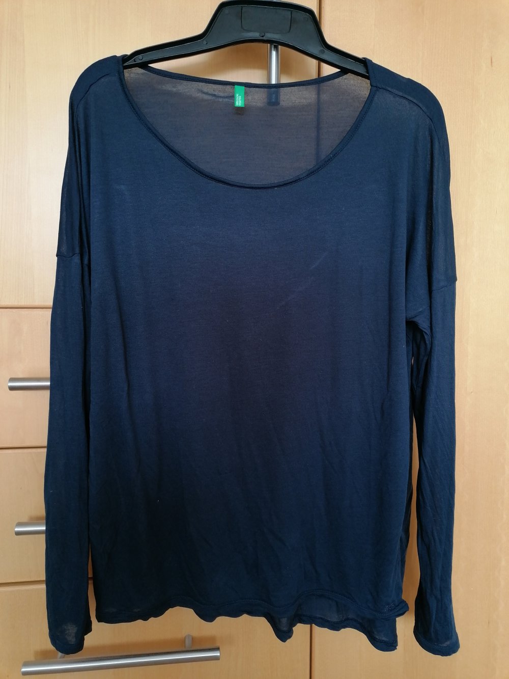 Schlichtes blaues Oberteil 