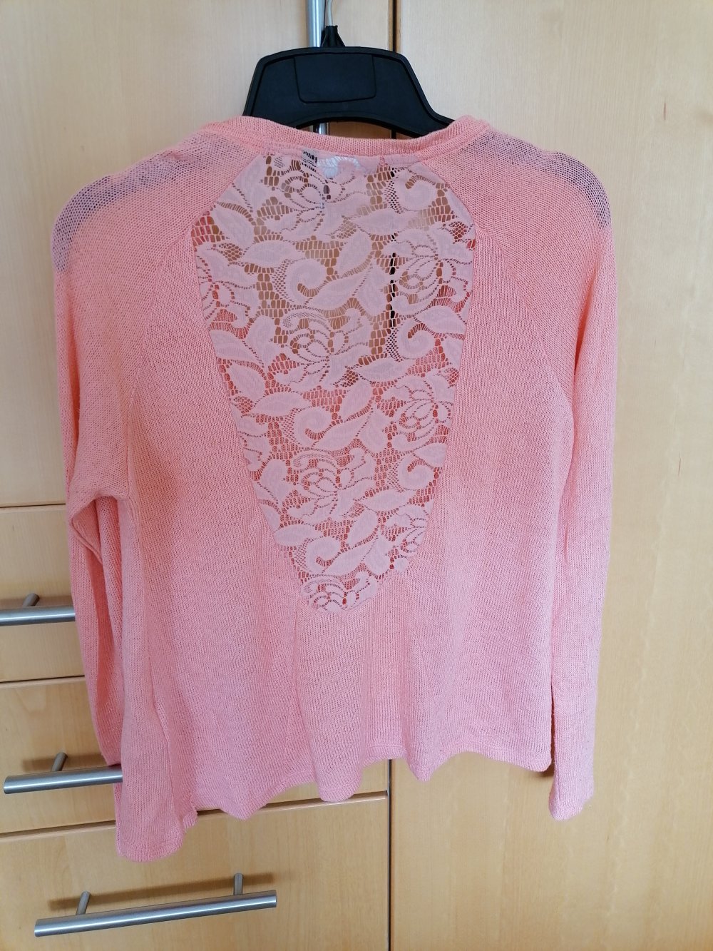 Oberteil mit Blumenstickerei am Rücken 