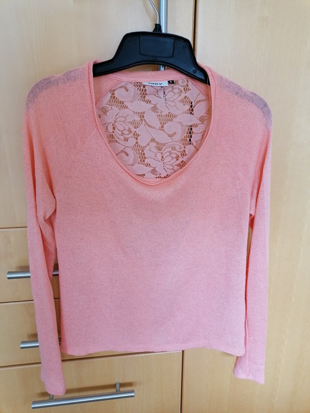 Oberteil mit Blumenstickerei am Rücken 