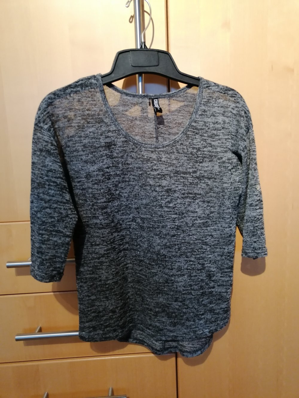 Grau-weißes Oberteil