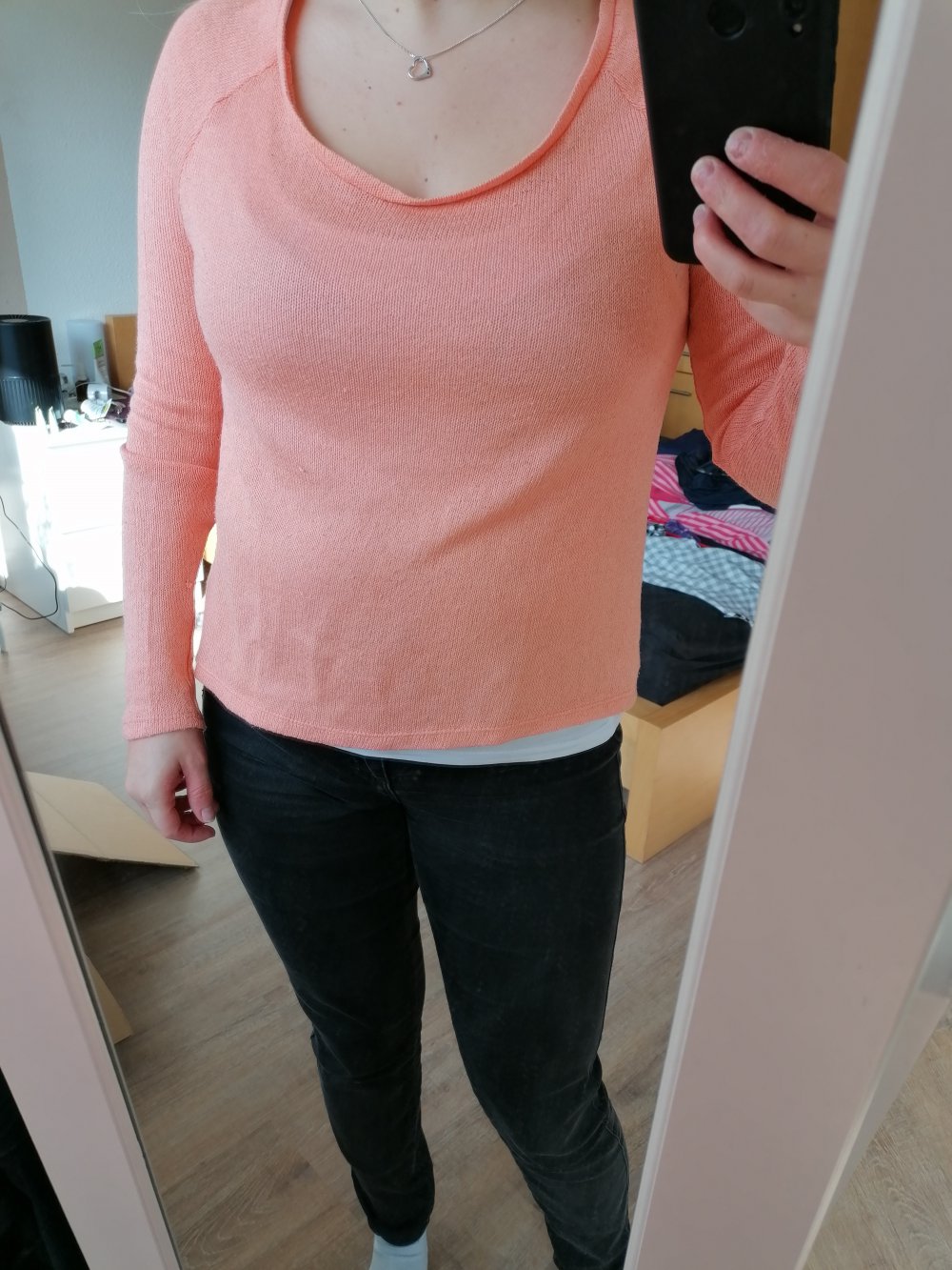 Oberteil mit Blumenstickerei am Rücken 