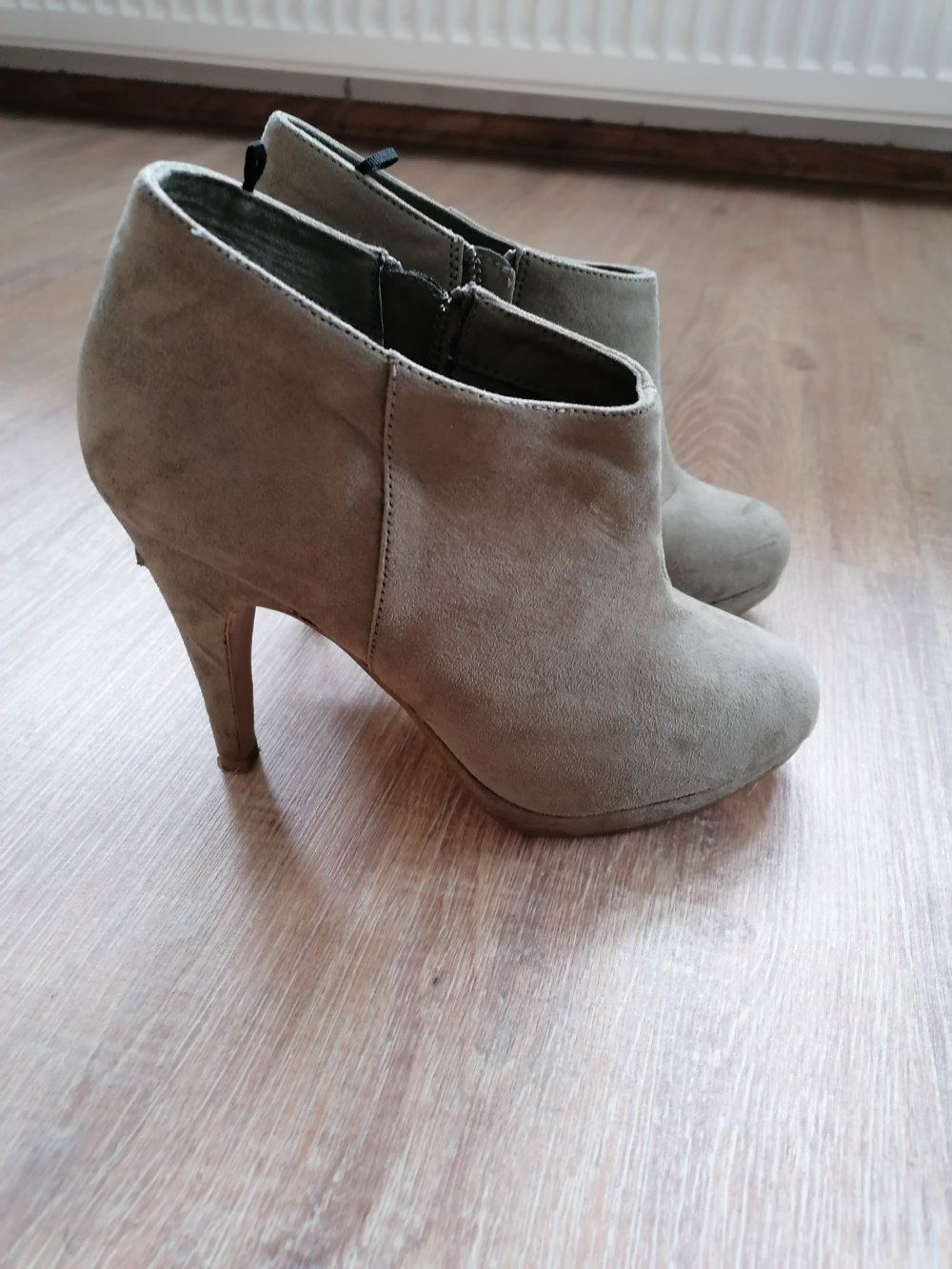 Hohe Stiefeletten khakifarbend 