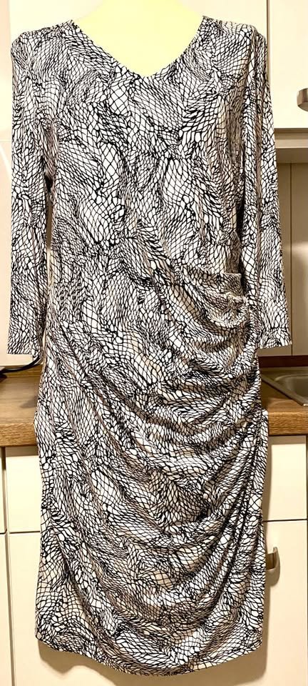 NEU Damen Kleid aus Jersey tailliert gemustert Gr.M Schwarz/Weiß  Malvin