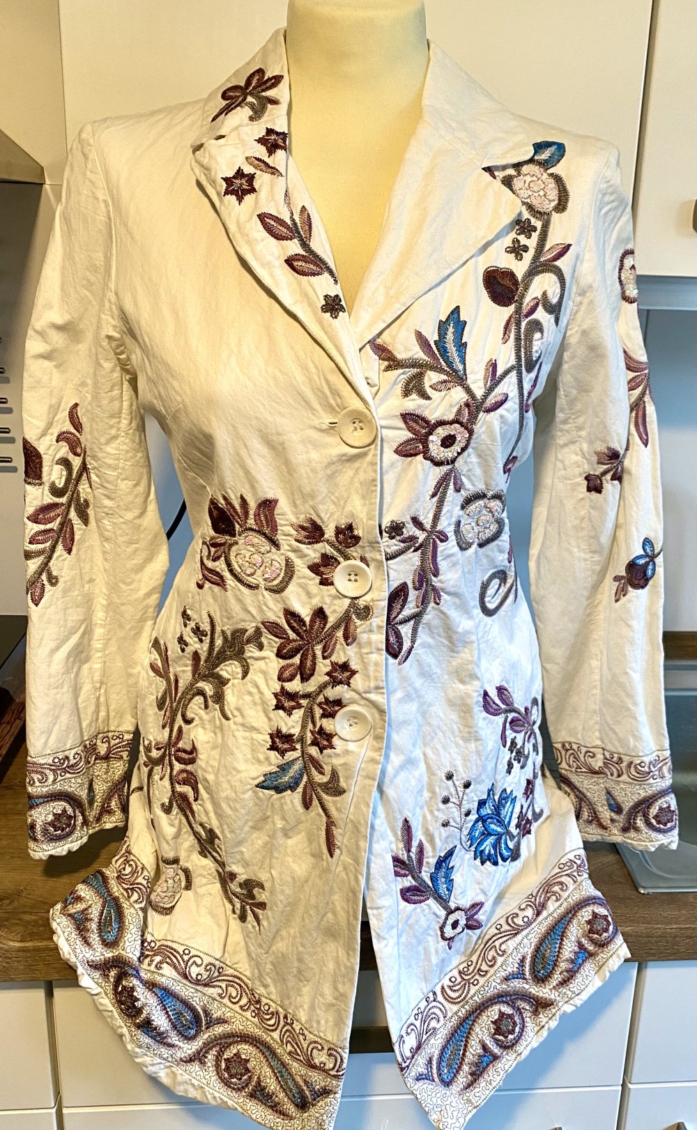 NEU Sommermantel Gehrock von Malvin Gr.36 Creme mit floraler Stickerei NP 199,90 €