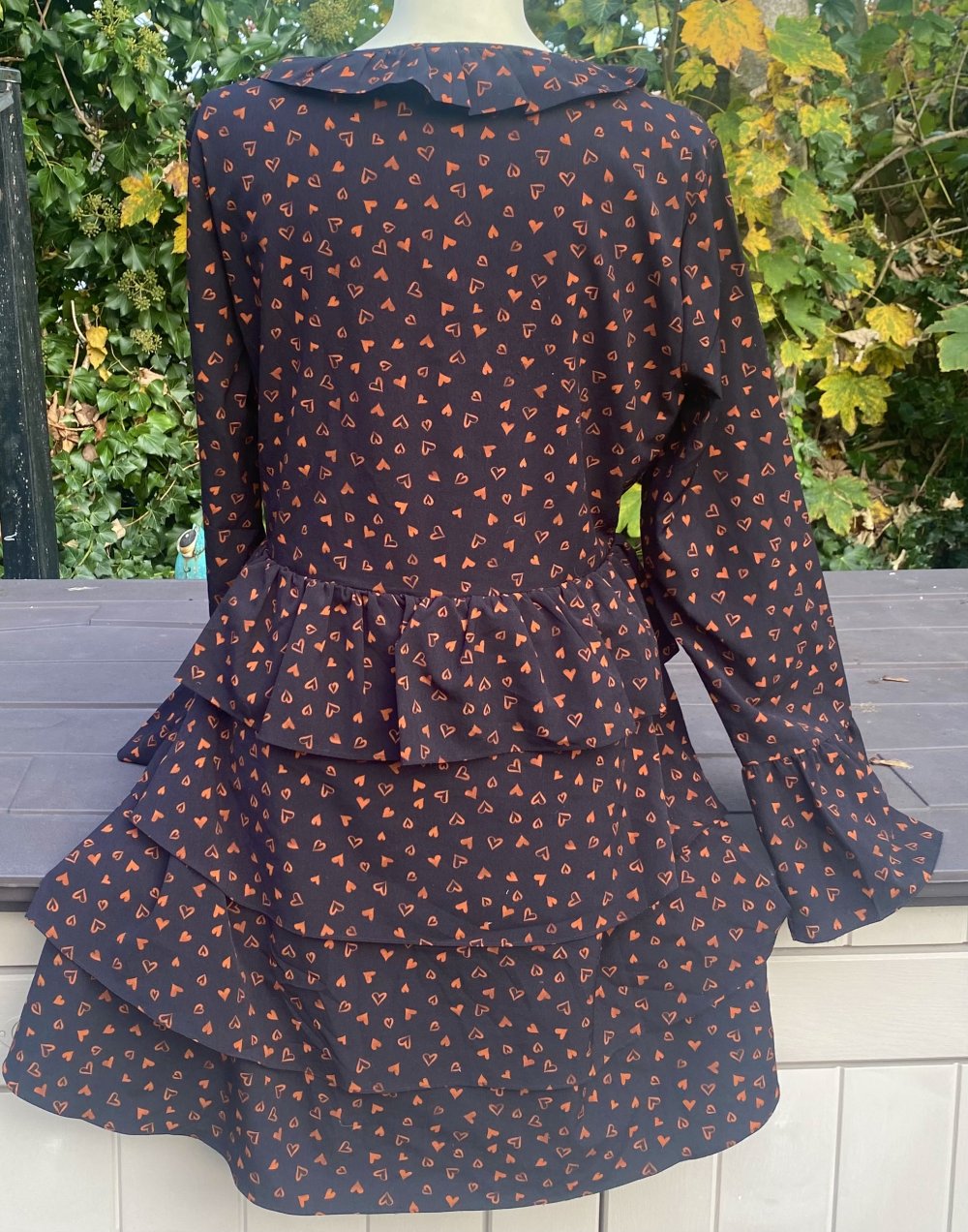 Damen Kleid Rüschen Gr.M Schwarz mit orangenen Herzchen von NIKKIE NW 