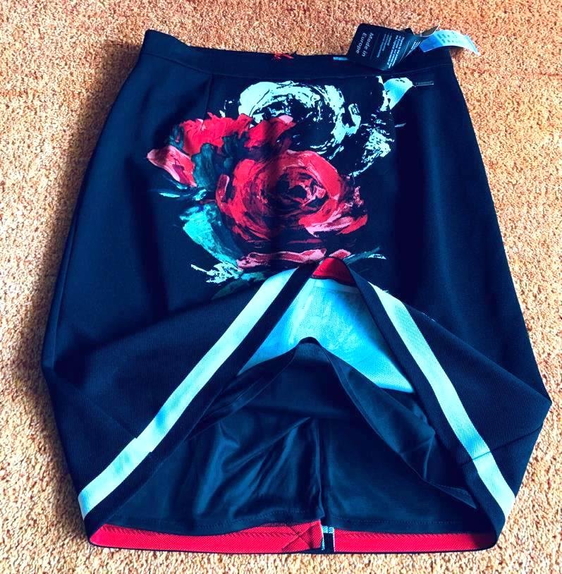NEU Damen Rock mit Blumen Print Gr.42 Schwarz/Bunt von Bluebeery P.79,99€ 