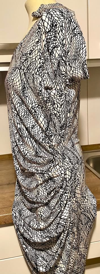 NEU Damen Kleid aus Jersey tailliert gemustert Gr.M Schwarz/Weiß  Malvin