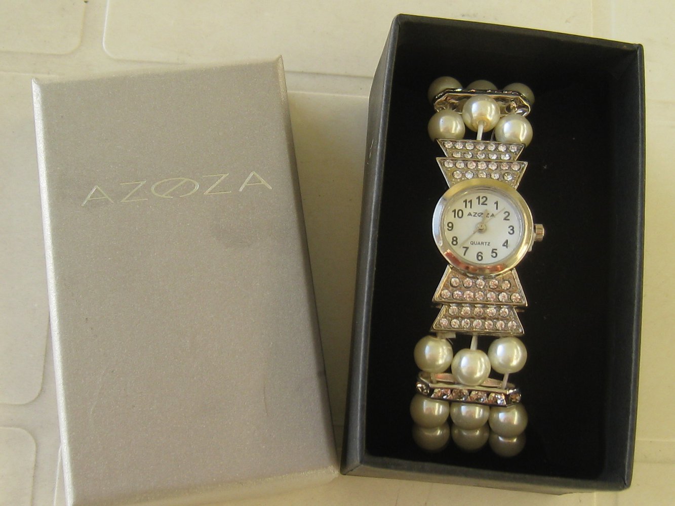 *UHR* --- NEu & ausgefallene Optik/Perlen in weiss!